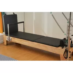 Pilates reformer avec tour en bois