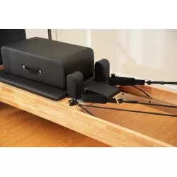 Pilates reformer avec tour en bois