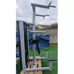Machine à tractions et dips assistés