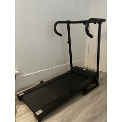 Hom com tapis de marche