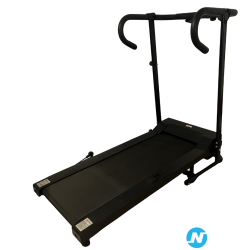 Hom com tapis de marche