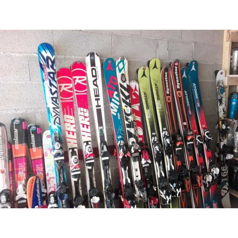 lot de skis avec fixations