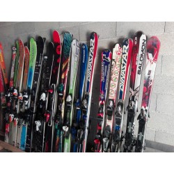 lot de skis avec fixations