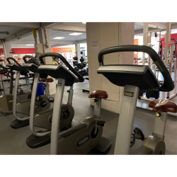 LOT COMPLET DE SALLE DE SPORT PROFESSIONNELLE TECHNOGYM & STAR TRAC
