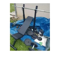 Banc de musculation avec poids et barre