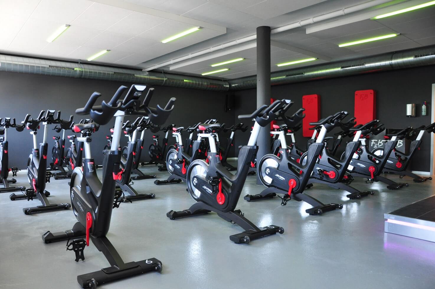Machines de Musculation et Fitness en Salle de Sport