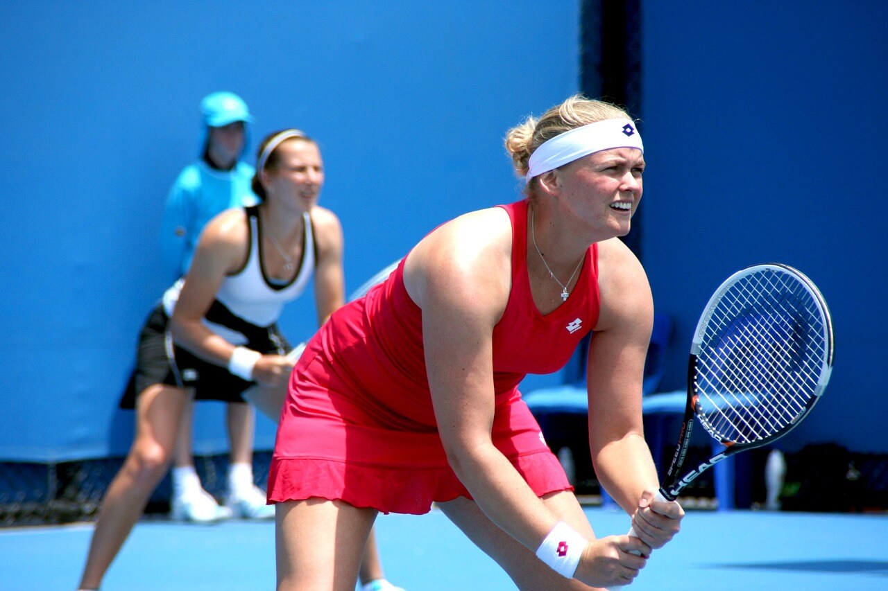 Lower Gros Plan Du Corps Du Joueur De Tennis Femme Se Reposer Assis Sur Le  Court Extérieur Montrant La Raquette, La Balle Et La Bouteille D'eau  Portant Jaune Sportswear Tenue. Chaussures Et