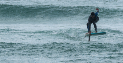 Connaissez-vous le Foil surfing ? Un équipement qui réinvente le Surf